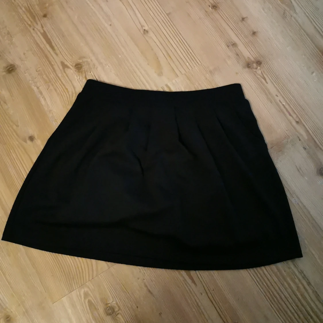 Kort kjol med veckat tyg