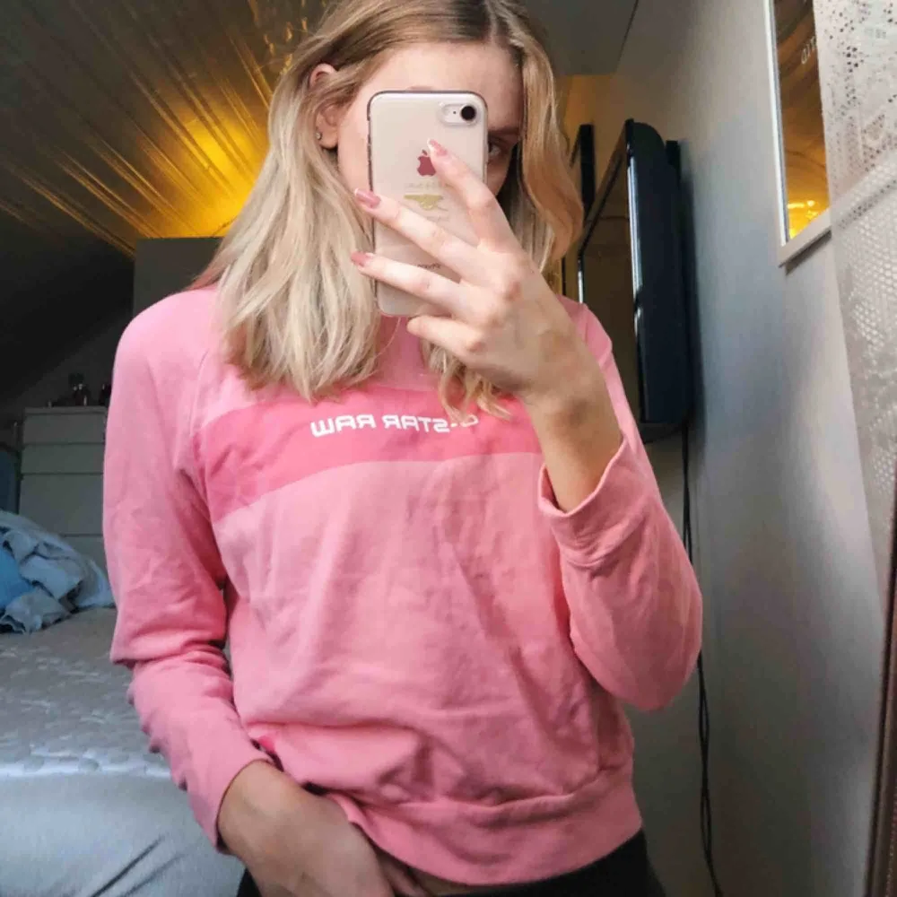 Ljusrosa sweatshirt från G-star raw. Knappt använd!! Storlek S men passar mer som XS. Tröjor & Koftor.