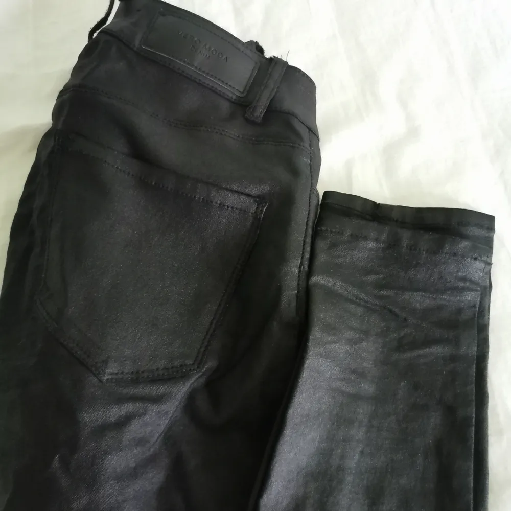 Populära glansiga skinnbyxor från Vero Moda i storlek XS. Tajta och snygg passform. Använda fåtal gånger och köpta för 399. Jeans & Byxor.