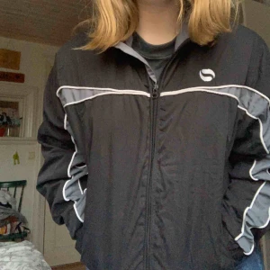  - Svart windbreaker i storlek S! Fett snygg och cool, passar både öppen och stäng. Är varm och skyddar i vårt och torrt! Fri frakt, haj haj!!