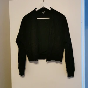 Svart spets kavaj  - En kort kavaj med spets och silkens innertyg 