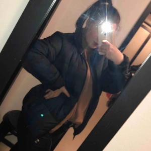  - Cool puffer jacka från HM mans kollektion men jag skulle säga att den är unisex! Endast använd 1 gång. Frakt tillkommer. 