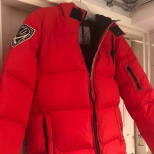  - Nästan oanvänd röd vinterjacka i från d.brand, otroligt varm. Storlek M. Originalpris 1999kr, 