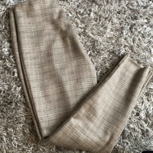  - Såå fina rutiga kostym-liknande leggings från Zara!! Hög midja och smått kroppade anklar, nytt skick 💗