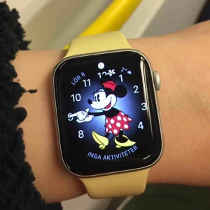  - Säljer min Apple Watch 5 är i mkt bra skick , använt 4 gånger . Kartong och laddare medföljer har ej kvitto 