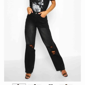  - Utsvänga snygga jeans från Boohoo! Aldrig använda lappen sitter kvar men dom var lite väl vida i benen för min smak. Kan frakta men köparen står för frakt :)