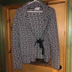  - Kofta, jättefin, som ny! Använd fåtal gånger.