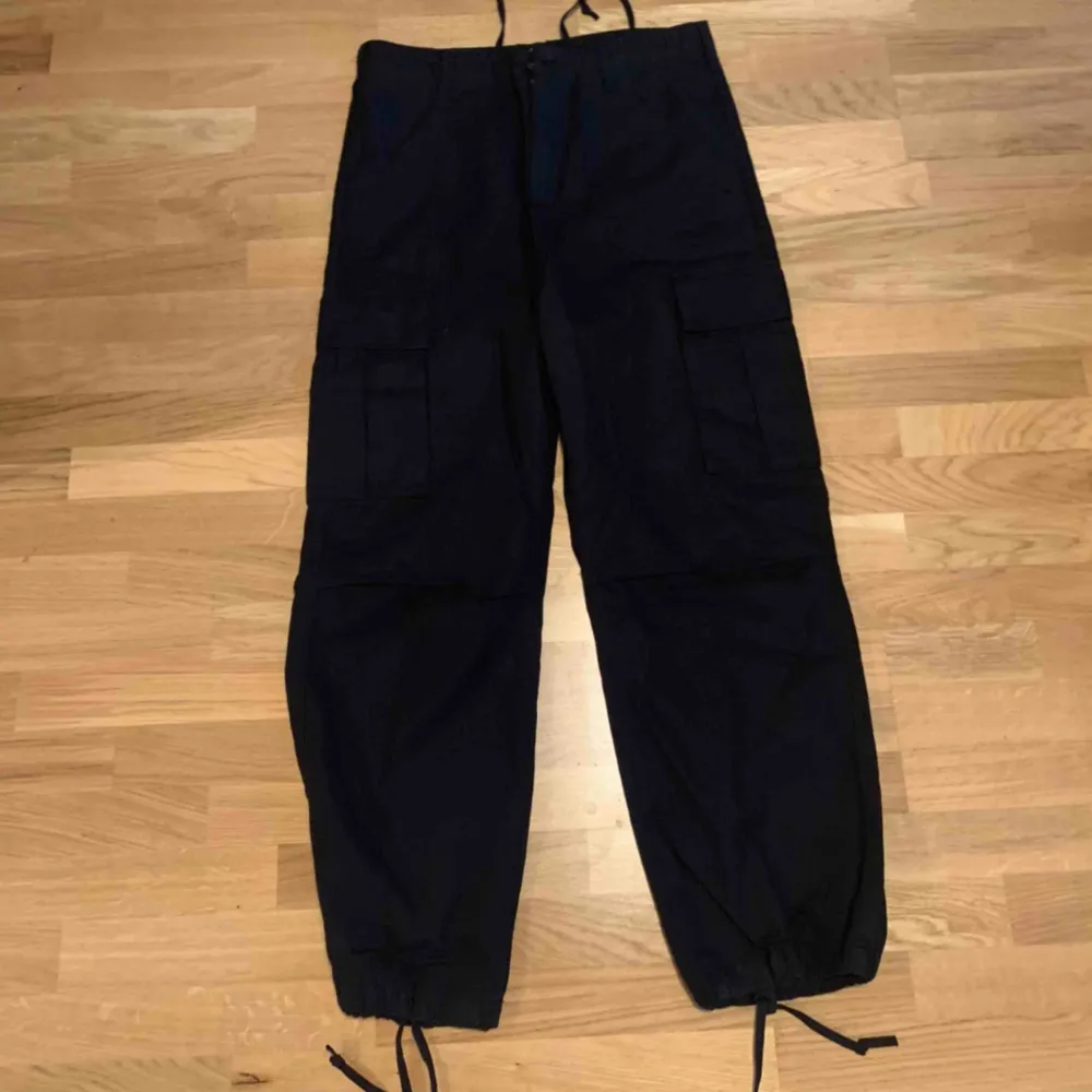 Cargo pants från Urban Outfitters, storlek 52x52 men men kan dra år hur tight man vill ha dom! . Jeans & Byxor.