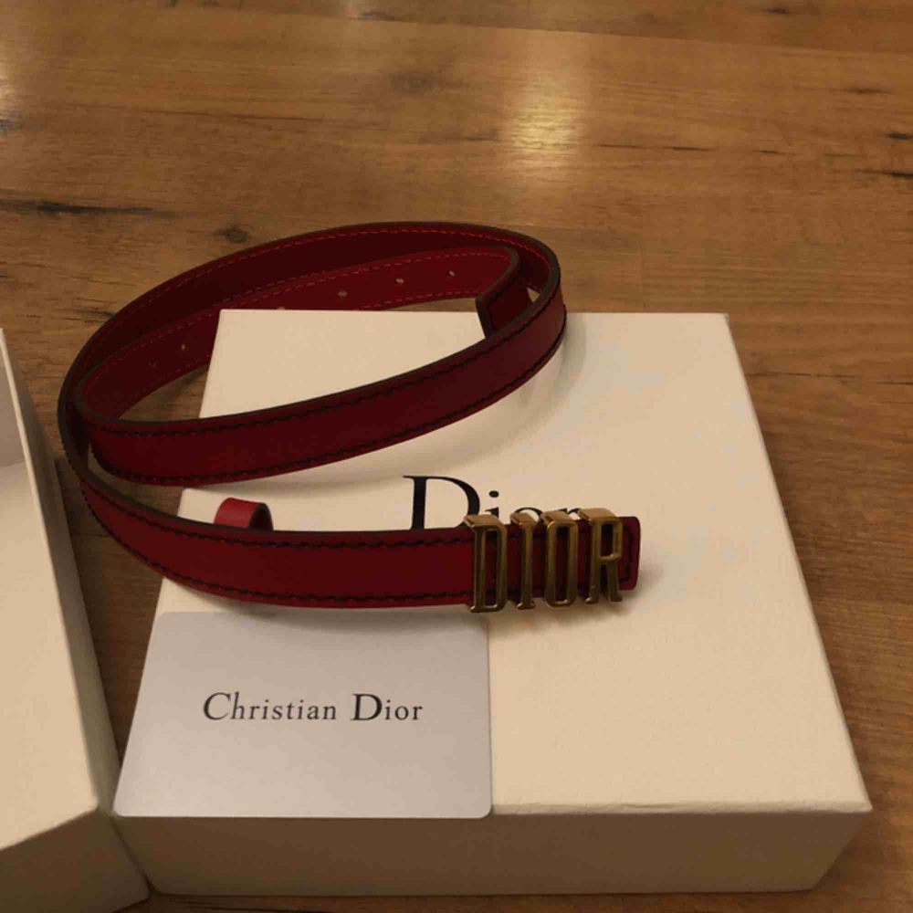 Dior bälte som jag köpt i andrahand. Har kvitto som jag fick av säljaren och denna påstod att bältet var äkta och är i otroligt fint skick. Dock så har jag inte kontrollerat dess äkthet hos ett proffs. Men jag har kvitto, låda och ett skydd för bältet. . Accessoarer.