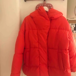 Pufferjacka st 36 - Säljer denna mysiga puffjacka från H&M , storlek 36 . Stängs med knapar och har en generös krage med luvs som värmer. Material, 100% polyester både yttertyg och foder.   200+66 SEK skicka lätt via postnord