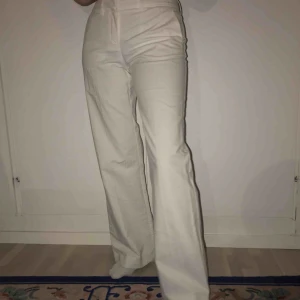  - Vita vida byxor, knappt använda