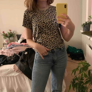  - Snygg  beige T-shirt med leopardmönster köpt från & other stories❤️