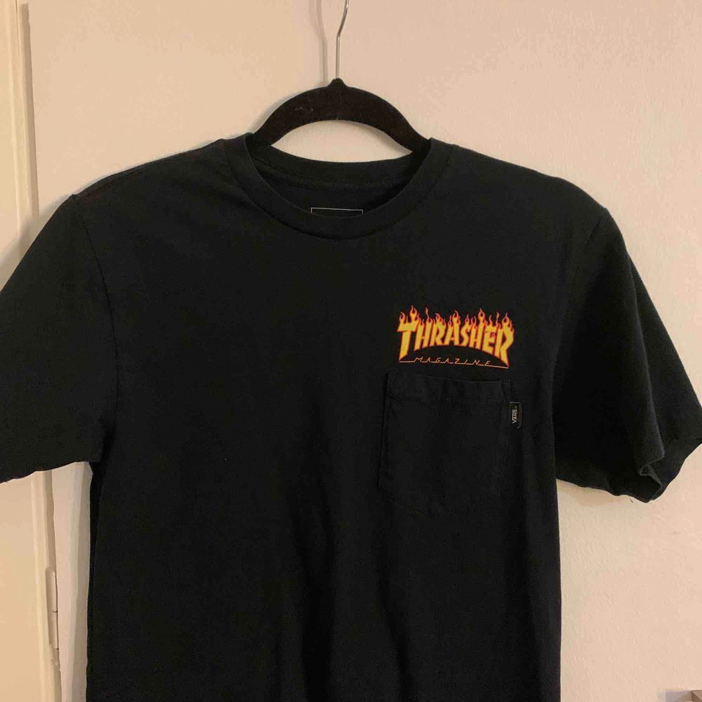 Thrasher x Vans T-shirt med as fett tryck back & en liten ficka fram, kommer inte till användning, den är som ny. Sitter mer som en M. T-shirts.
