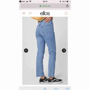  - Levis 501 skinny. Mycket fint skick! Strl W29 L30 Modellen sitter som på andra bilden och färgen som sista bilden. Superfina typ momjeans.  Ev frakt tillkommer. 