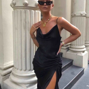  - Passa på ni som har ball snart för detta är den snyggaste klänningen ni kan hitta!Man får otroligt snygg figur i den. Storlek xs men skulle säga att den är något stor i storleken. Första bilden är lånad men exakt likadan klänning. (Pris kan diskuteras!)