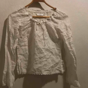  - Vacker blus med broderade kanter och slitsar ❤️ frakt tillkommer. Är inte alls lika skrynklig i verkligheten, bara dåligt ljus 