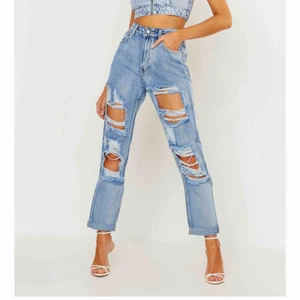 Ripped jeans - Boyfriend byxor från boohoo. Aldrig använda pga köpte för liten storlek, prislappen sitter kvar! 