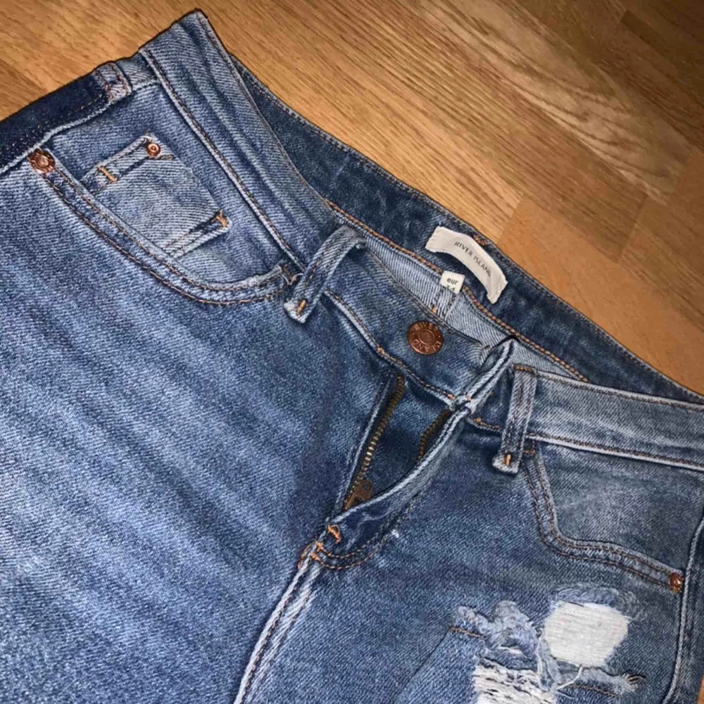 Helt oanvända jeans från riversisland,  stl. 36  riving längst ner på benen samt cool detalj i bak.  suuuperfina men dock försmå för mig. . Jeans & Byxor.