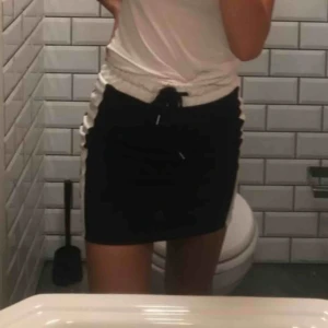  - En väldigt fin kjol som passar både S och M, väldigt skönt och stretchiga material🦋 använd fåtals gånger men är i nyskick, frakt tillkommer 