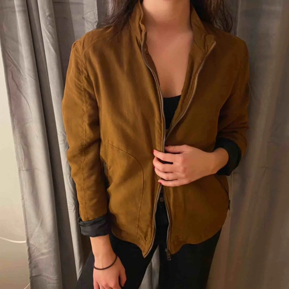Säljer denna bruna jacka från Zara i mockaimitation, den är i mycket fint skick!🪐. Jackor.