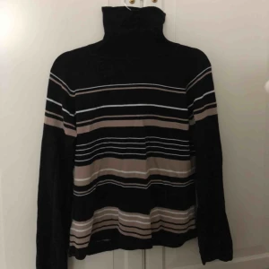  - Turtleneck cond: 7/10. Frakt ligger på 40kr.