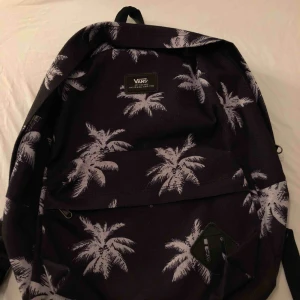 - En vans ryggsäck i svart med gråa palmer på! Den har ett stort fack och ett mindre, justerbara axelremsband! Den är knappt använd så i mycket fint skick