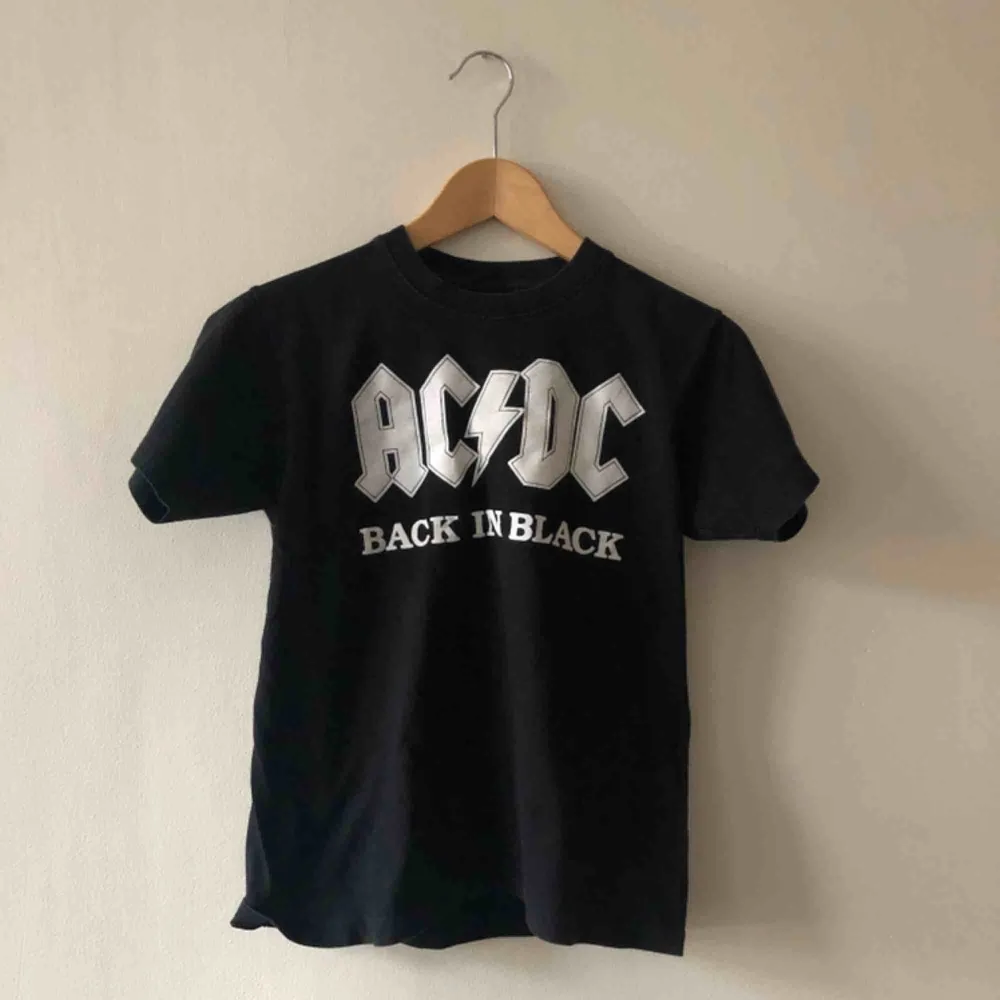 AC/DC - Damstorlek - Kan hämtas i Uppsala eller skickas mot fraktkostnad . T-shirts.