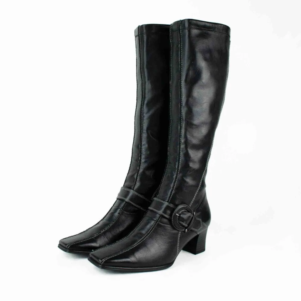 Vintage 90s 00s Y2K faux leather block heel square toe knee high boots in black Label: 37.5, feels like true to size, might fit size 37, judged by a person with size 38 Price is final! Free shipping! Ask for the full description! No returns!. Skor.