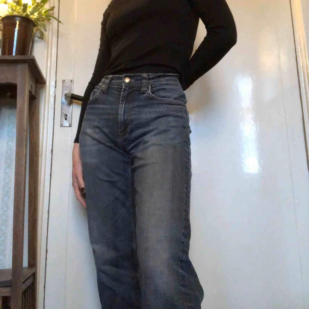 jeans från gant, köpta på second hand men har själv aldrig använt pga att de är för stora, se bild 2🖤 storlek W31 L32 i herrstorlek, men passar ungefär som M pris 120kr + frakt, pris kan diskuteras🖤. Jeans & Byxor.