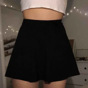  - Svart kjol från Brandy Melville, köparen står för frakten :)