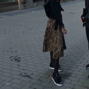  - Super snygga skor från puma. Skorna har svart glansigt material med siden snören. Ska även ha banden som är på sista bilden men måste dubbel kolla det.  Måste även dubbel kolla vilken storlek skorna är i. Men är rätt säker på att det är ett par 39:or. 