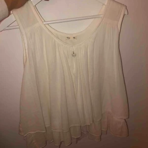  - Gulligt vitt linne med volanger från lager 157. Knappt använd och passar både S/M