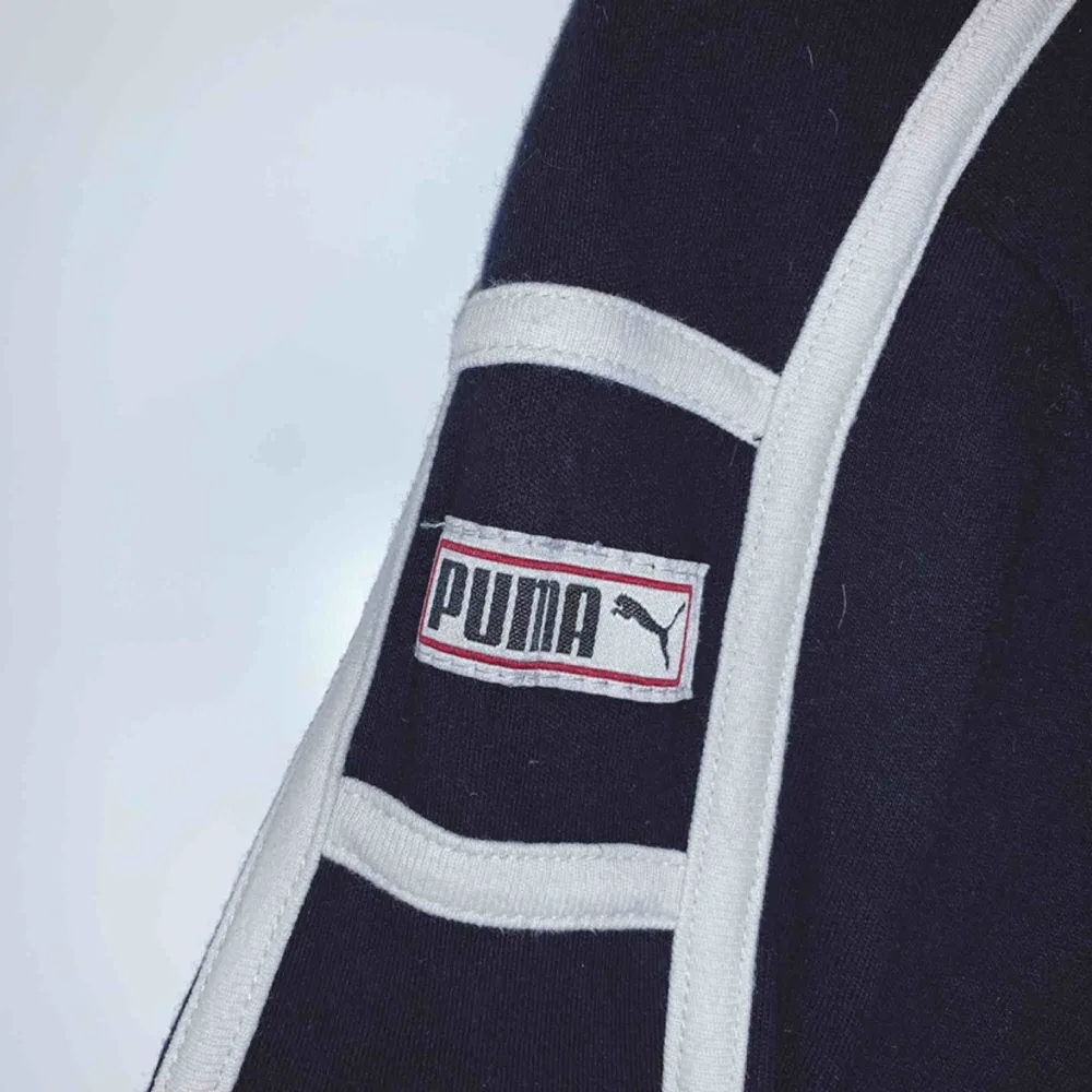 Vintagetröja från PUMA. Står stl XS i tröjan men den passar S bättre! Kan skickas (frakt tillkommer) 🌸. Tröjor & Koftor.