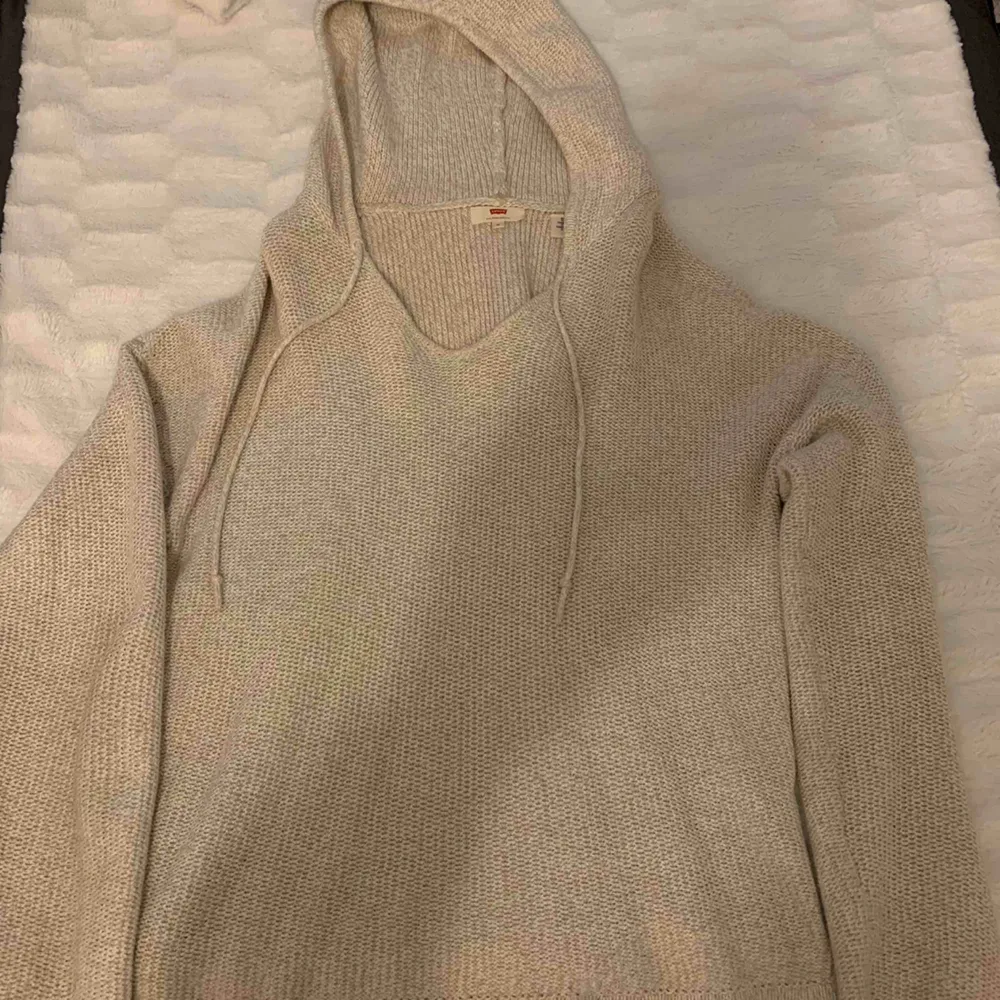 Säljer min stickade hoodie aktiga tröja ifrån Levi’s. Superfin beige färg och såååå skön! Säljer pga att den inte används längre. Nypris 568kr. Köparen står för frakten, kan mötas upp i Sthlm🦋. Stickat.