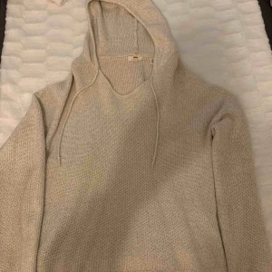  - Säljer min stickade hoodie aktiga tröja ifrån Levi’s. Superfin beige färg och såååå skön! Säljer pga att den inte används längre. Nypris 568kr. Köparen står för frakten, kan mötas upp i Sthlm🦋