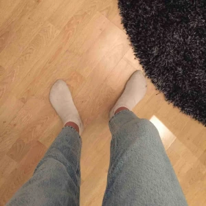  - Aldrig använda endast testade!! Blåa skit snygga jeans men de är för stora för mig:/ Går ner till ankeln. Köpt på barnavdelningen men dem är som XS. Som mom jeans ungefär