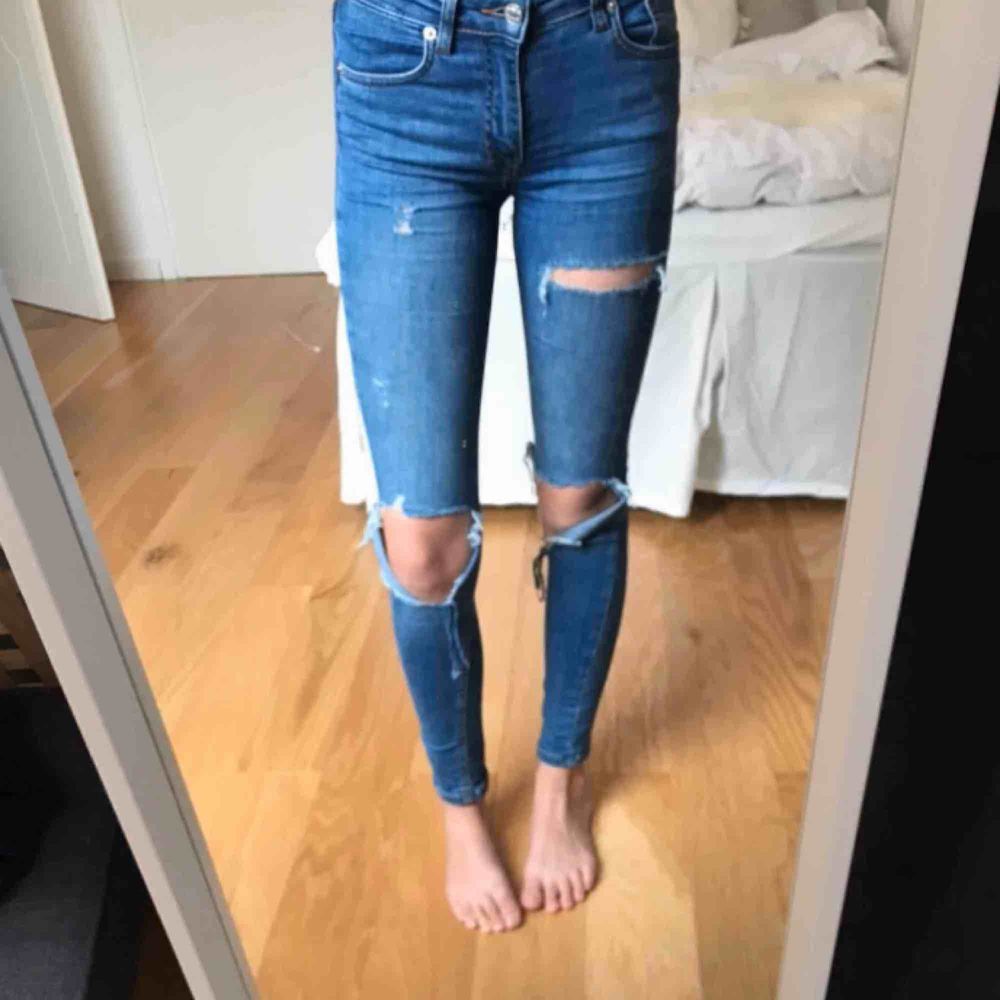 Ett par jätte snygga jeans från na-kd som jag använt ca 5 gånger så dem är i bra skick, ny pris var 399kr, säljes då jag måste rensa kläder, köparen betalar frakt på 54 kronor! Swish! . Jeans & Byxor.