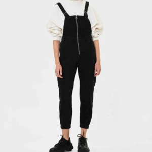  - Hängselbyxor från bershka. Aldrig använd enbart testad. Säljer då det inte passar på mig lika bra som jag hade hoppats. Vid frakt står köparen för fraktkostnaden. Vid intresse kan fler bilder skickas.