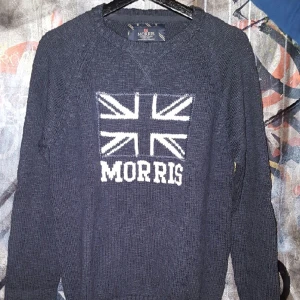 - En helt ny oanvänd Morris-tröja till salu!
Strl M och passar perfekt inför våren och sommarkvällarna när du är ute och grillar, köra AW eller helt enkelt tar en kvällspromenad!😃 Pass på mina vänner!