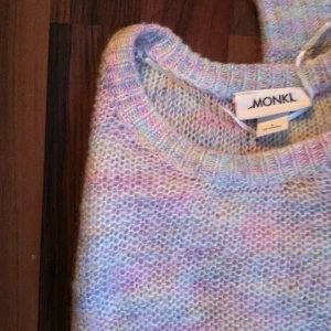  - 💖Finaste koftan i pastellfärger💖

• Storlek: Large
• Märke: MONKI
• Material: 77% akryl 15% bomull 8% mohair
• Skick: Använd & älskad, gott skick
• Övrigt: Inga skavanker förutom en fläck nertill fram, mindre synlig irl
• Frakt: 28/42kr