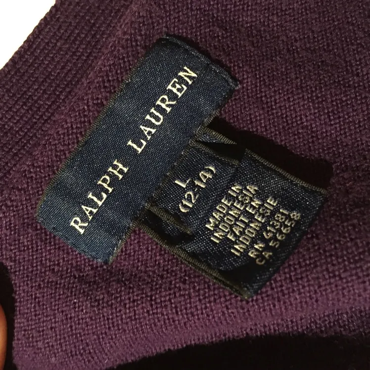 Lite använd Ralph Lauren kofta i lila färg. Köpt i USA därmed inget kvitto men följer gärna med in till en affär för att garantera dess äkthet. L i barnstorlek men passar lika bra en vuxen med storleken XS/S! 3/4 armar. S
Har en till tröja från Ralph Lauren, se bland mina andra annonser. Tröjor & Koftor.