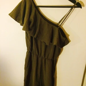  - Olivgrön, lång byxdress med volang från HM. Använda ca 2 gånger. Matchande skärp tillkommer!
Kan skickas emot fraktkostnad eller mötas runt om Stockholm! Priserna på alla mina saker kan diskuteras då jag vill bli av med allt! 