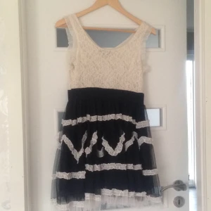  - En jättefin klänning i rockabilly stil, använd endast 1 gång på skolavslutning. Kan skickas mot fraktkostnaden 
