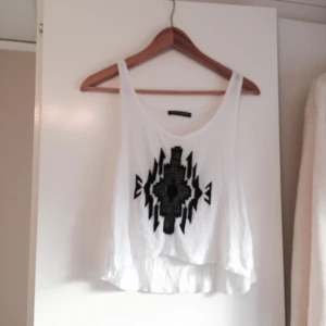  - Fint och kort linne från Brandy Melville Stockholm, väldigt mjukt material 🍸 Märket i mitten är små virkade detaljer-ish, alltså inte tryckt! 

Frakt tillkommer eventuellt, vi diskuterar. Möts även upp i sollentuna och täby 🍃