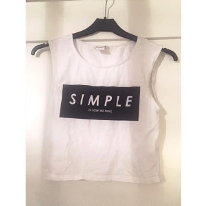  - Snygg top från Monki, säljer pga att den inte kommer till användning. 

Möts upp i Stockholm, kan även frakta men då står köparen för frakten. 

