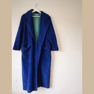 BEAUTIFUL BLUE DREAM🌊🌊🌊
Awesome vintage blue coat. Oversized at fits best on M-XL. ✨