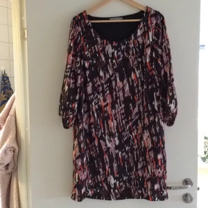  - Supersnygg klänning från SOAKED in luxury i storlek m. Tycker den skulle passa en s också. Köparen står för frakt eller upphämtning i Upplands-bro :) 
