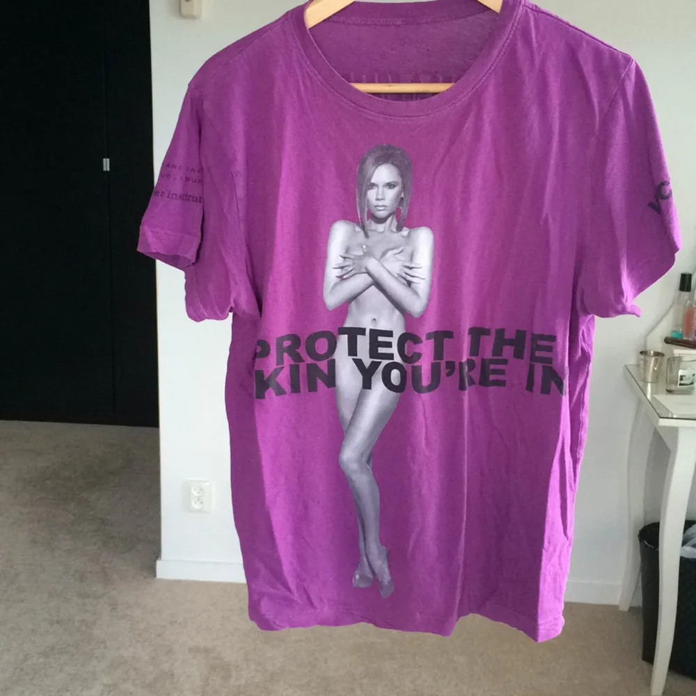 Lila Protect the skin you're in Marc Jacobs tröja med Victoria Beckham. Stödjer NYU Cancer Institute. Nästan oanvänd. Kan användas både som tjej och kille. . T-shirts.