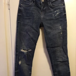  - Jeans från Zara i stl 34. Frakt tillkommer. Går bra med upphämtning i Stockholm också. 