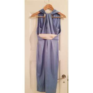 En väldigt fin ljusblå klänning med öppen rygg köpt från Asos. Bara använt en gång förra sommaren för en kompis bröllop. Satinbältet hör till klänningen.

Tar swish och kan mötas i Stockholm